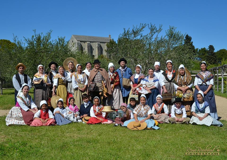 L EMBELIDO CAVAILLON ENSEMBLE FOLKLORIQUE COMTADIN